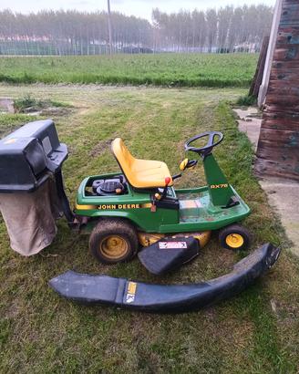 trattorino tagliaerba John Deere 