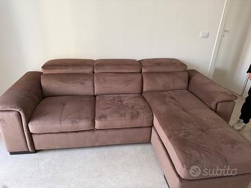 DIVANO NUOVO E MAI UTILIZZATO CON PENISOLA
