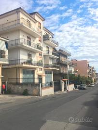 Pigno Grande monovano di fronte Porte di Catania