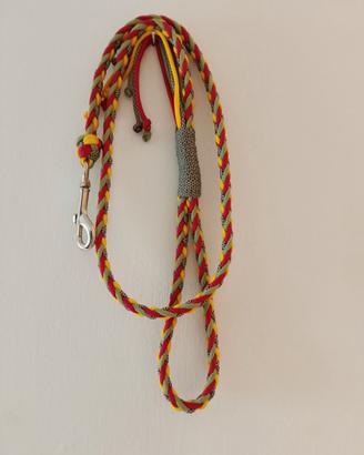 Guinzaglio intrecciato a mano in paracord