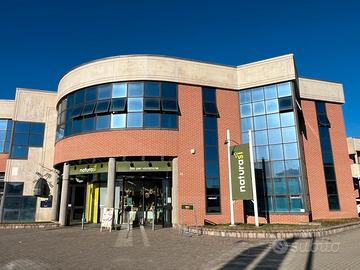 Locale Commerciale con ampie vetrate