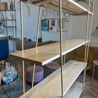 Libreria in legno chiaro e ferro battuto dorato