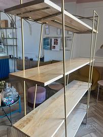 Libreria in legno chiaro e ferro battuto dorato