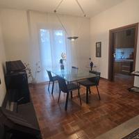 Tavolo Cristallo con Sedie Pelle Nera