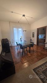 Tavolo Cristallo con Sedie Pelle Nera