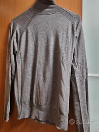 Pullover con collo alto a lupetto
