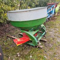 spargi sale e diverse Atrezzi agricole etc