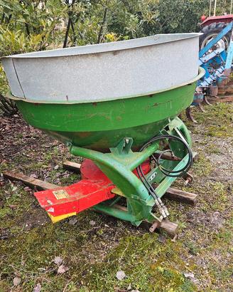 spargi sale e diverse Atrezzi agricole etc