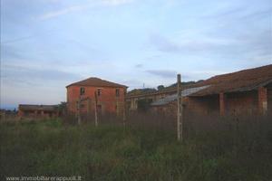 CL12 - Casale da ristrutturare con annessi e terre