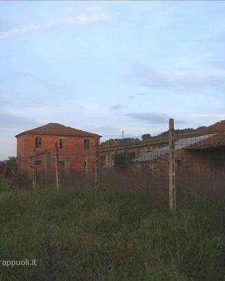 CL12 - Casale da ristrutturare con annessi e terre