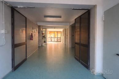 Ampio locale per att. commle, artig. e deposito