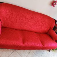 divano con copri rosso