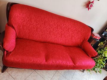 divano con copri rosso