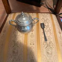 Zuccheriera antica ricamata.