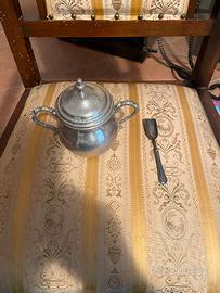 Zuccheriera antica ricamata.