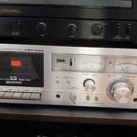 impianto stereo e dischi vinili assortiti