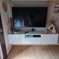 mobile tv sospeso superiore e inferiore