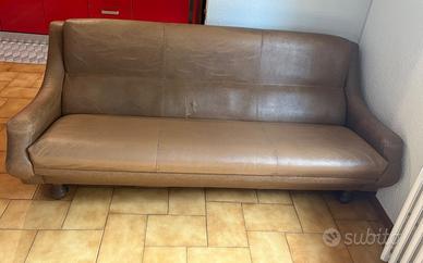 Divano vintage in pelle tre posti