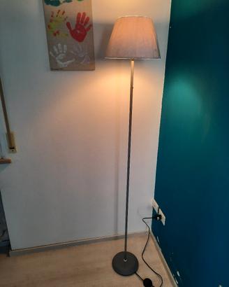 lampada a piantana con paralume