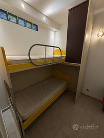 camera per bambini con letto a castello