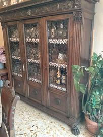 Credenze, tavolo, sedie d'antiquariato