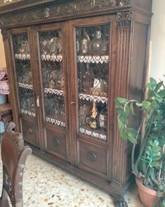 Credenze, tavolo, sedie d'antiquariato