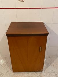 Macchina da cucire Singer con mobiletto