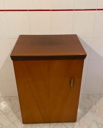 Macchina da cucire Singer con mobiletto