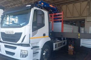 Iveco stralis con gru pm ribaltabile trilaterale
