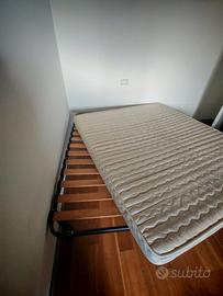 Materasso e rete con doghe in legno