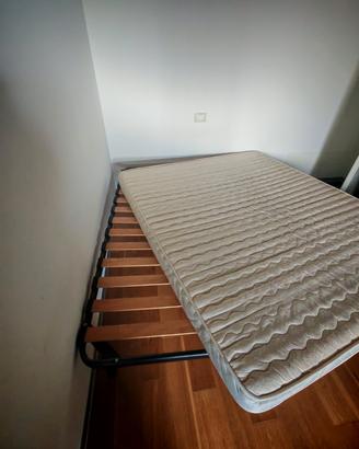 Materasso e rete con doghe in legno