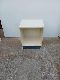 mobiletto bianco a cubo
