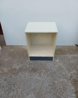 mobiletto bianco a cubo