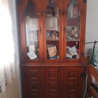CREDENZA IN ARTE POVERA CON CRISTALLIERA