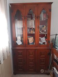 CREDENZA IN ARTE POVERA CON CRISTALLIERA