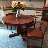 mobile con tavolo e sedie