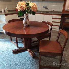 mobile con tavolo e sedie