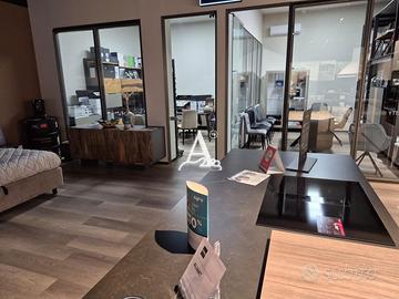 SHOWROOM - OFFICINA - MAGAZZINO E ABITAZIONE IN