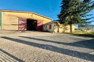 Capannone Commerciale 720 mq + Area 1000 mq