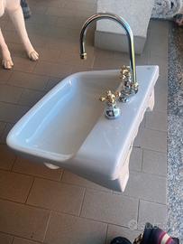 Bellisimo lavabo con rubinetteria oro e argento