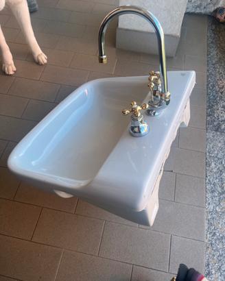 Bellisimo lavabo con rubinetteria oro e argento