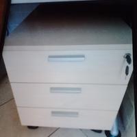 scrivania, cassettiera, sedia 