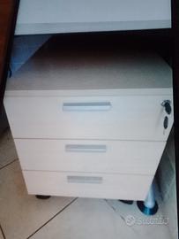 scrivania, cassettiera, sedia 