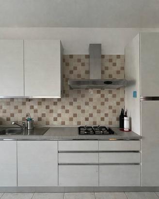 Arredamento completo, cucina camera bagno soggiorn