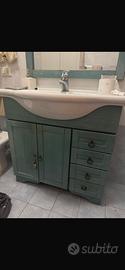Mobiletto bagno con lavablo e specchiera