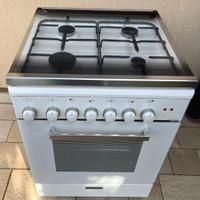 Cucina a gas con forno elettrico
