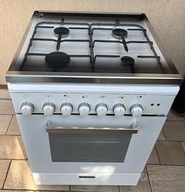 Cucina a gas con forno elettrico