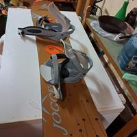 Tavola snowboard con scarponi