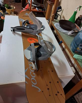 Tavola snowboard con scarponi