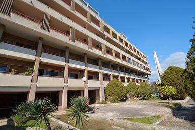 Via Ducezio- 4 vani con posto auto e spazi esterni